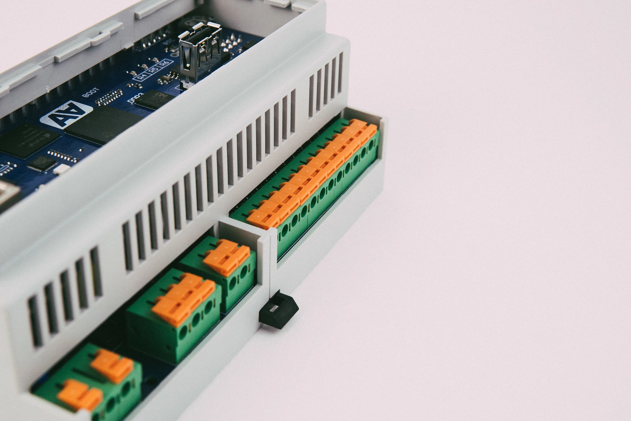 Powered by AC or DC supply.